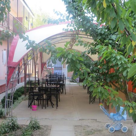Monte Karlo Hotel Zaliznyy Port Bagian luar foto