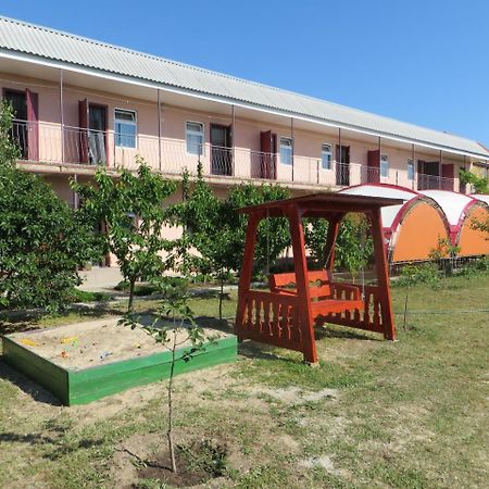 Monte Karlo Hotel Zaliznyy Port Bagian luar foto