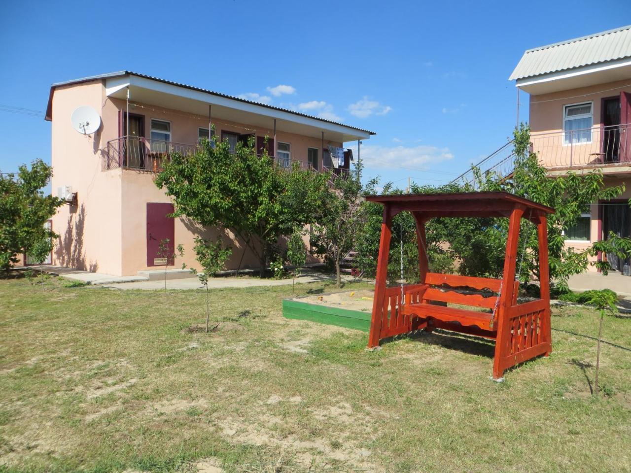 Monte Karlo Hotel Zaliznyy Port Bagian luar foto
